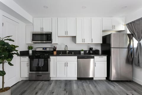 Enjoy Stylish 3BR Apt Sleeps 6 with Free Parking Apartment in Eagle Rock