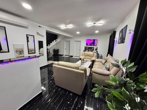 Communal lounge/ TV room, TV and multimedia, Living room