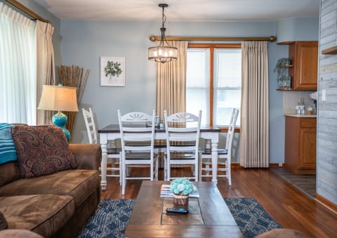 Cozy Corner House - Stay for 7 House in Lake Geneva