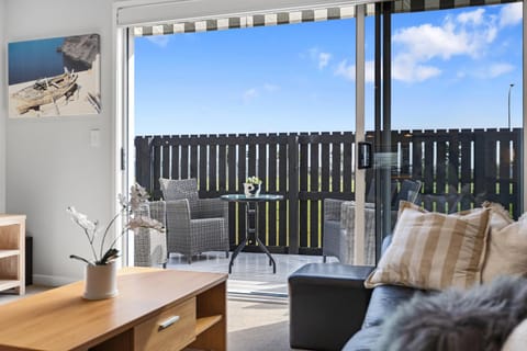 Patio, Day, Balcony/Terrace, Living room, Seating area
