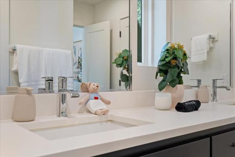 Luxury Stay w Ping-Pong & Pool Apartment in Austin