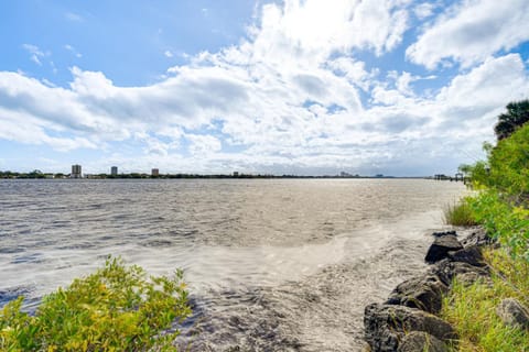 3 Mi to Beach and Boardwalk Riverfront Daytona Home House in Holly Hill