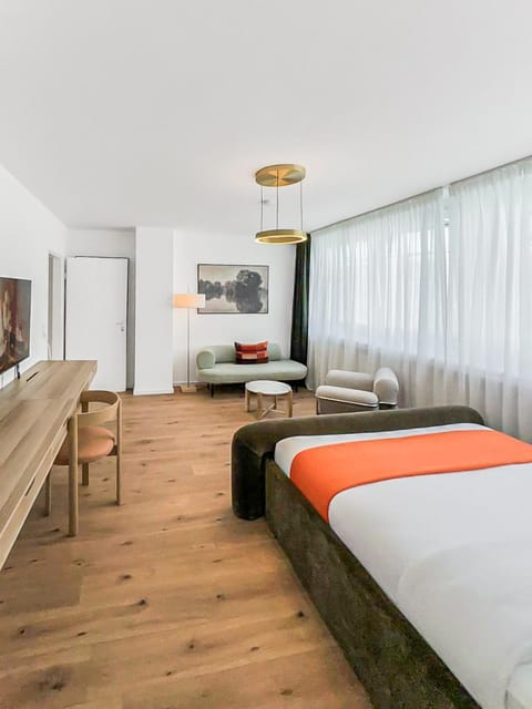 Bed, TV and multimedia, Living room, Photo of the whole room, Seating area, Bedroom