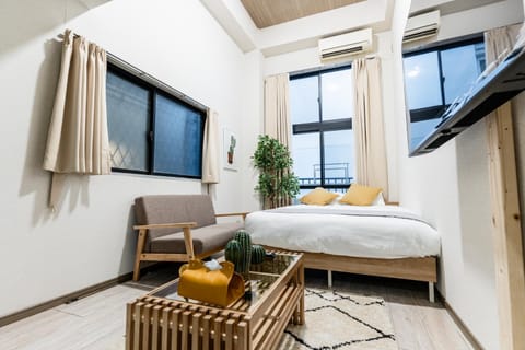 Bed, TV and multimedia, Living room, Seating area, Bedroom