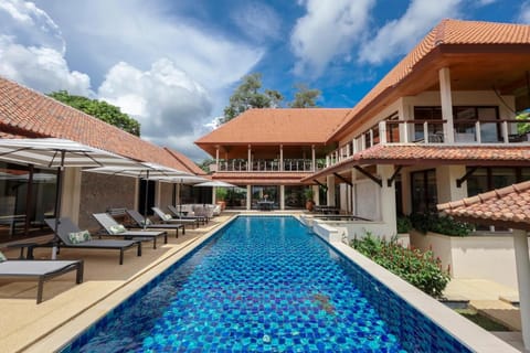 Property building, Balcony/Terrace, Swimming pool, sunbed