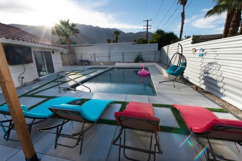 Saltwater Pool and Mountain Views House in Palm Springs