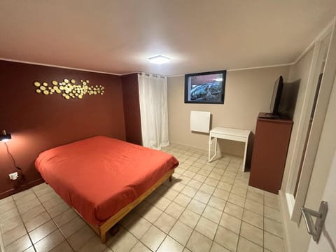 TV and multimedia, Photo of the whole room, Bedroom