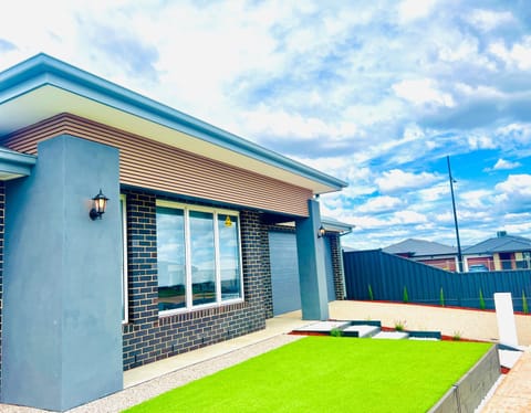 Property building, Spring, Day, Garden, Garden view