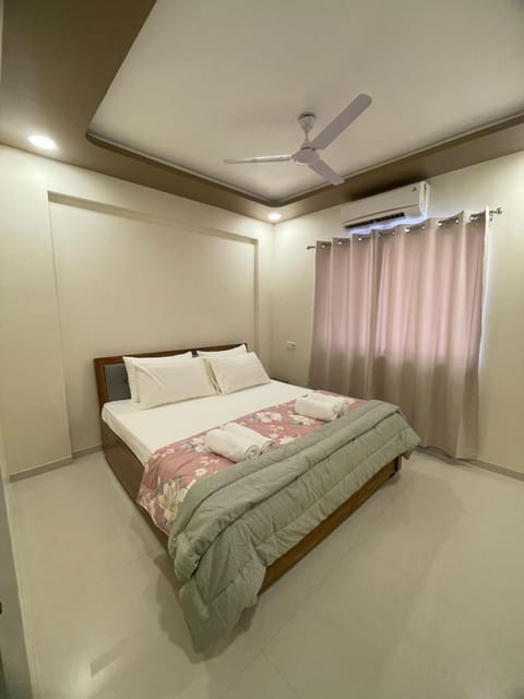 Bed, Bedroom, towels, air conditioner