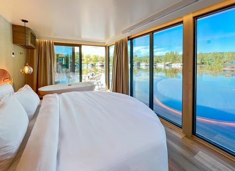Bed, Natural landscape, Photo of the whole room, Bedroom, Lake view, River view