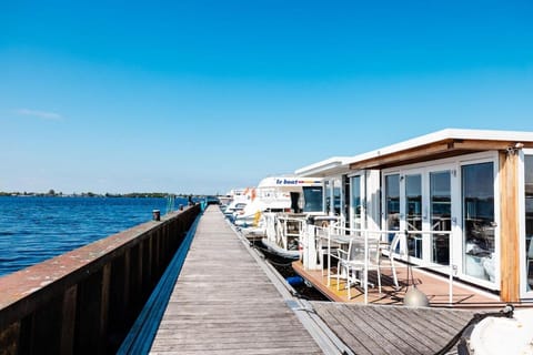 Floating holiday home close to AMS House in South Holland (province)
