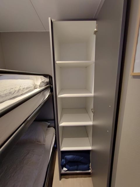 Floating holiday home close to AMS House in South Holland (province)