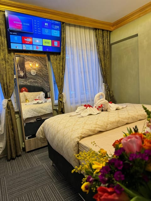 Bed, TV and multimedia, Photo of the whole room, Bedroom