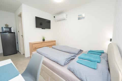 Bed, Kitchen or kitchenette, Living room, air conditioner