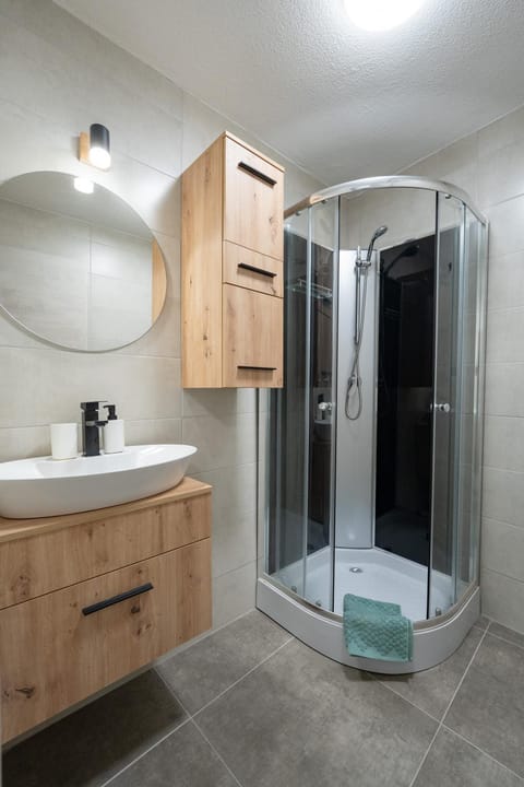 Shower, Bathroom, towels