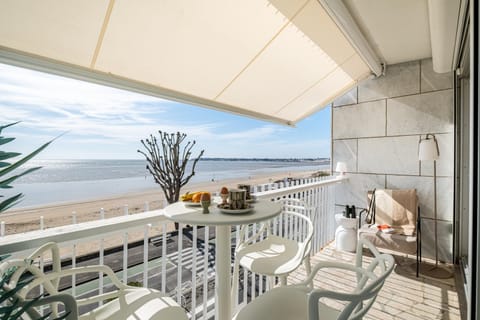 View (from property/room), Balcony/Terrace, Sea view