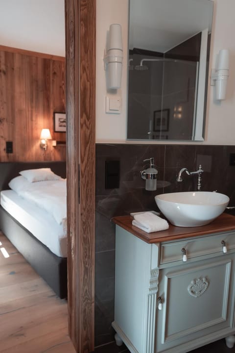 Bed, Bathroom, Photo of the whole room, Bath