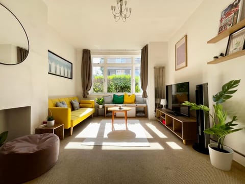 Communal lounge/ TV room, TV and multimedia, Living room, Seating area