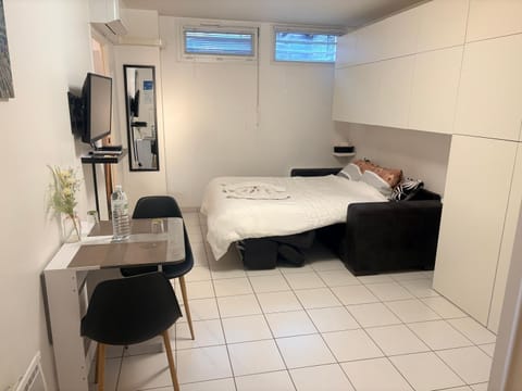 Bed, TV and multimedia, Photo of the whole room, Bedroom, air conditioner