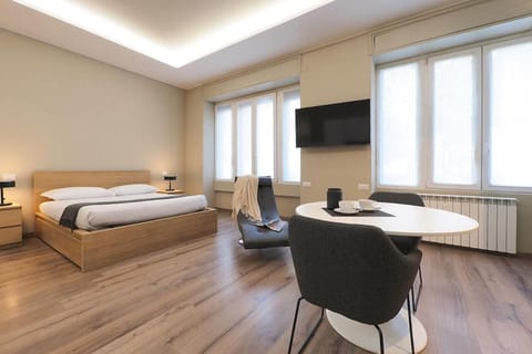 Bed, TV and multimedia, Living room, Dining area