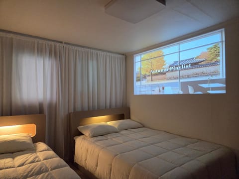 Bed, TV and multimedia, Bedroom