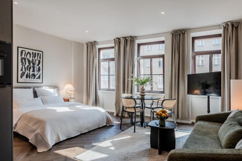 Bed, TV and multimedia, Photo of the whole room, Seating area, Bedroom