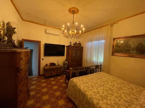 Bed, TV and multimedia, Photo of the whole room, Bedroom