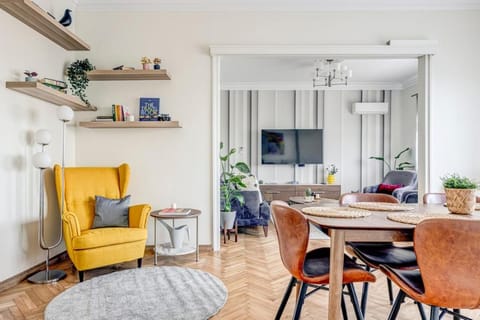Communal lounge/ TV room, TV and multimedia, Living room, Seating area, Dining area