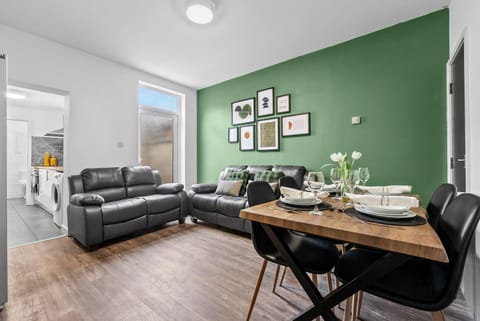 Living room, Lounge or bar, Seating area, Dining area