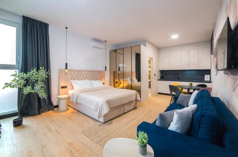 Bed, TV and multimedia, Seating area, wardrobe