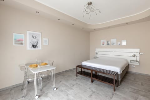 Bed, Dining area