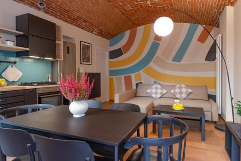 Kitchen or kitchenette, Living room, Seating area, Dining area, stove
