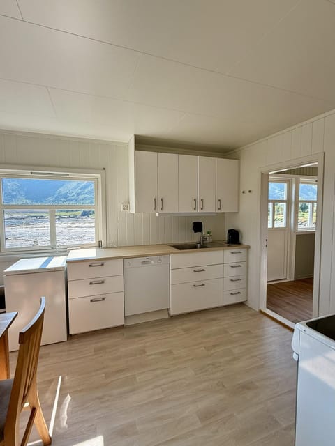 View (from property/room), Kitchen or kitchenette, Mountain view, Sea view, dishwasher, stove