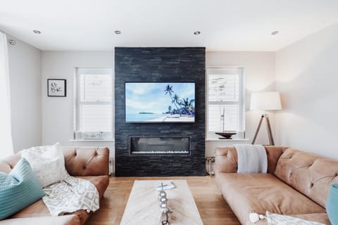 TV and multimedia, Living room, Seating area, fireplace