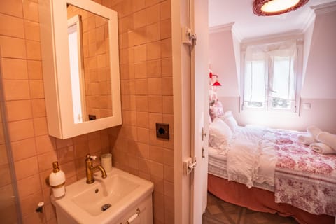 Shower, Bed, Bathroom, Bedroom, Bath, towels