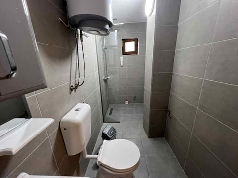 Shower, Toilet, Bathroom, bidet, towels