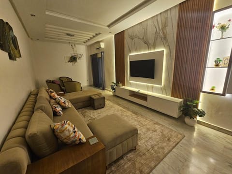 Communal lounge/ TV room, TV and multimedia, Living room, Seating area, Evening entertainment