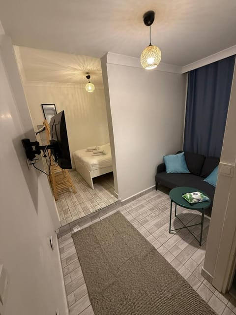 Bed, TV and multimedia, Seating area, Bedroom