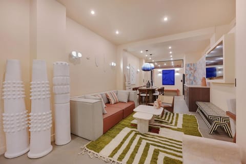 Bed, TV and multimedia, Living room, Photo of the whole room, Seating area, Bedroom, air conditioner