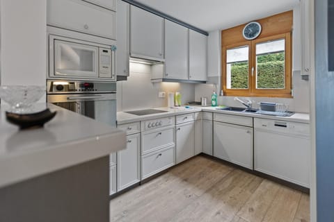 Coffee/tea facilities, Kitchen or kitchenette, dishwasher, microwave, oven, stove