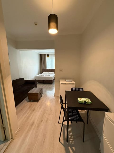 Bed, Photo of the whole room, Seating area, Dining area, Bedroom
