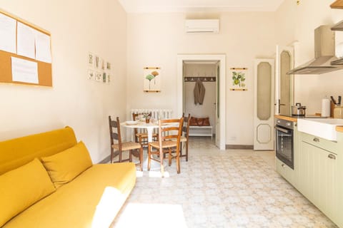 Kitchen or kitchenette, Living room, Seating area, Dining area, oven, stove