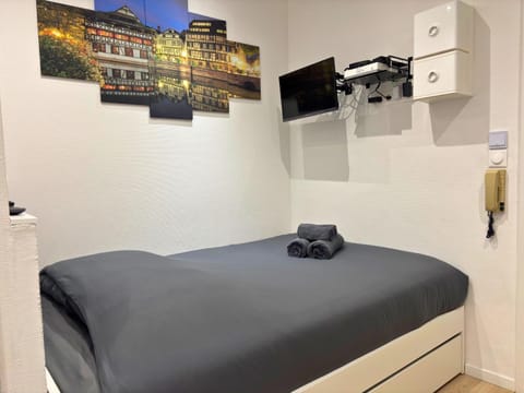 Bed, TV and multimedia, Photo of the whole room, Bedroom