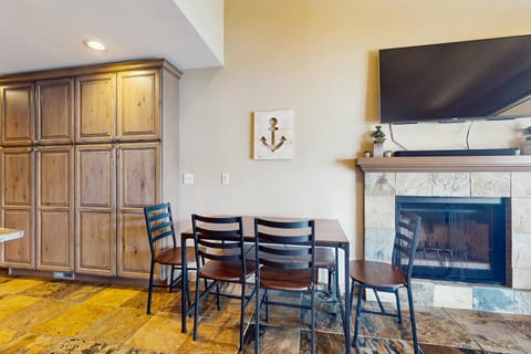 Lake Chelan Shores - Beachfront Splendor 12-5 Apartment in Chelan (In Town)