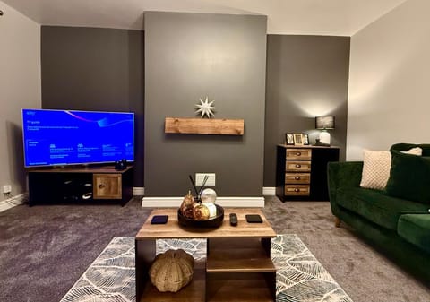 Communal lounge/ TV room, TV and multimedia, Living room, Seating area, Evening entertainment