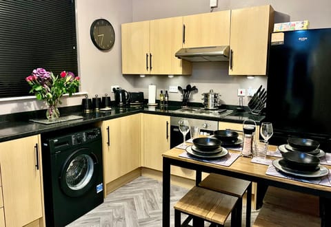 Coffee/tea facilities, Kitchen or kitchenette, Dining area, oven, stove, toaster