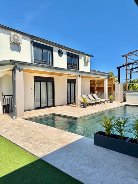 Property building, Patio, Day, Garden, Pool view, Swimming pool, sunbed