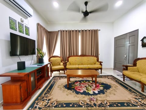 Communal lounge/ TV room, TV and multimedia, Living room, Seating area, air conditioner
