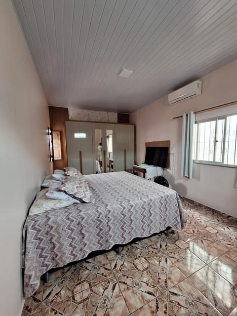 Bed, TV and multimedia, air conditioner