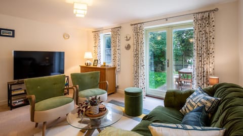 TV and multimedia, Living room, Seating area, Garden view